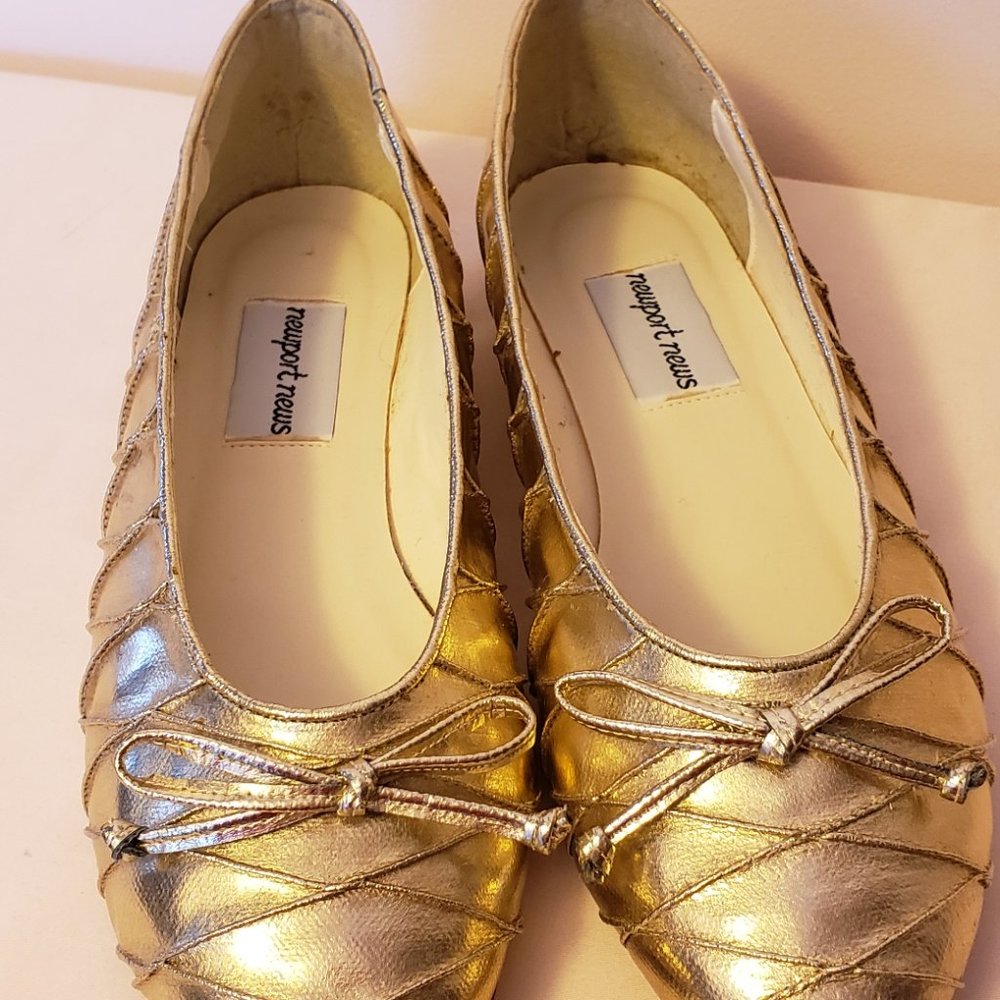 NEWPORT NEWS GOLD PLEATED BALLET FLAT, size 9